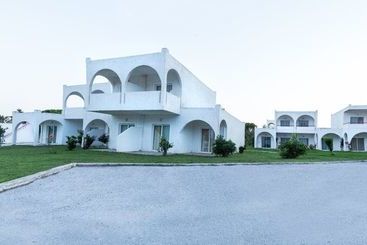 هتل Leonanti Village