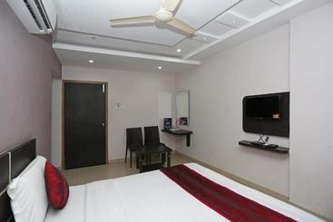 هتل Oyo Premium Vip Road