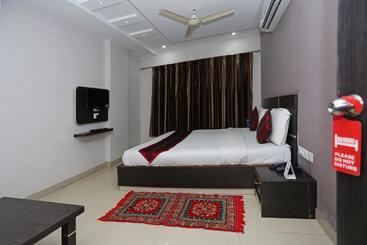 هتل Oyo Premium Vip Road