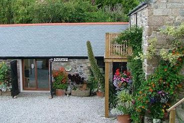 تختخواب و صبحانه The Old Farmhouse Lelant