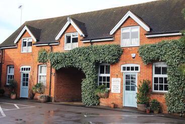 ホテル Bel And The Dragon Odiham