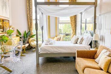 X Hotel Brunswick Square