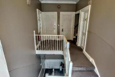 هتل The Seale Arms