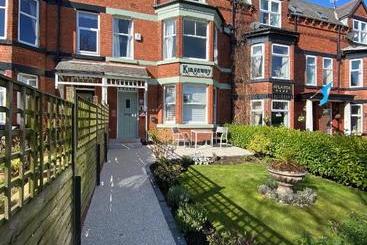 بنسيون Kingsway Guesthouse   A Selection Of Single, Double And Family Rooms In A Central Location