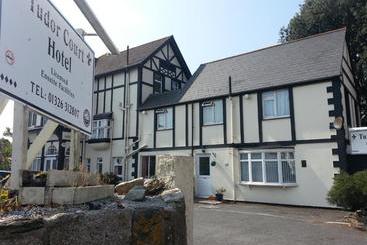 پانسیون Tudor Court