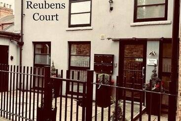 Жильё для туристов Reubens Court And City Apartments