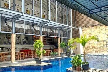 هتل Grand Nanggroe