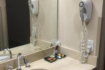 ホテル St. Albert Inn & Suites