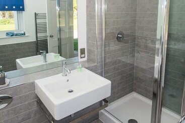 一軒屋 Stoneleigh Village