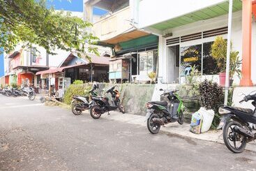 Отель Spot On 91968 Penginapan Saweri Gading