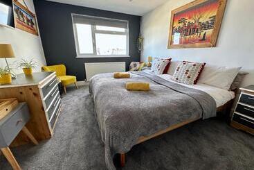 Общежитие Breakers Guest House