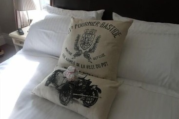 민박 Hooray Henrys