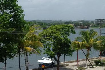 هتل Flores De Peten