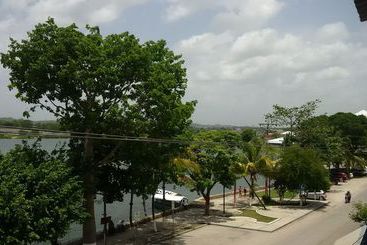 هتل Flores De Peten
