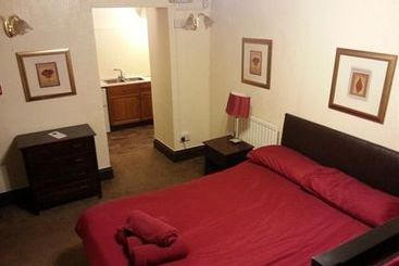 בית מלון כפרי The Cross Inn