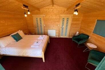 בית מלון כפרי Three Wheat Heads