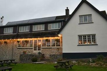 호텔 Three Horseshoes Country Inn