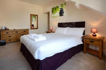 Stones Hotel And Bar