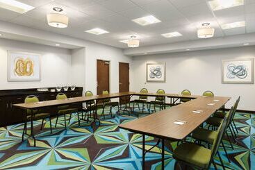 Отель Hampton Inn Fairmont