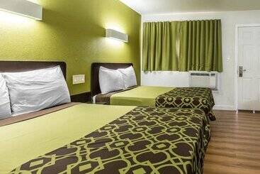 בית מלון כפרי Rodeway Inn Downtown Hanford