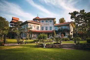 Отель The Heritage House & Garden