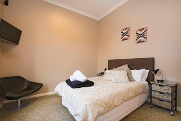 فندق صغير The Prince Albert Backpackers & Bar