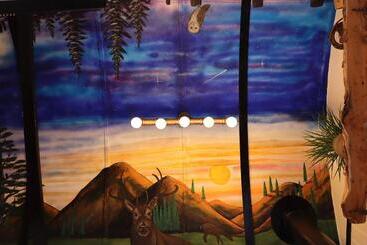 Отель Stonehenge Inn & Shepherds Huts