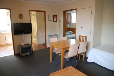 Manhattan Lodge Motel