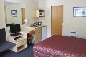 فندق على الطريق Alhambra Oaks Motor Lodge