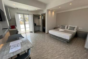 Отель White Lily Suites & Lofts Adults Only 16 Plus