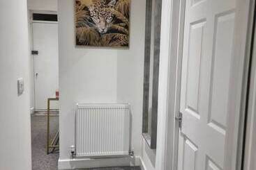 إقامة Charming 4 Bed House In Enfield North London