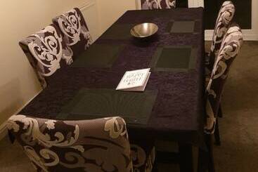 اقامتگاه Stunning 4 Bed House In Walsall