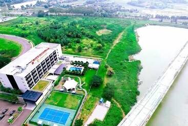 Le Premier Hotel Kota Deltamas