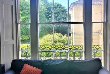 پانسیون Westbourne Place Townhouse   By Clifton Short Lets
