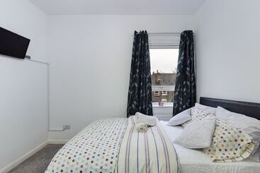 דירת נופש Lovely! 2 Bed House Located In Soke   On   Trent