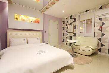 מוטל Gwangju Sangmu Castle