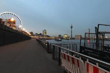 בית מלון כפרי Viva Riverside Altstadt Düsseldorf