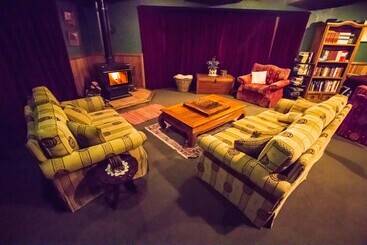 בית מלון כפרי The River Lodge