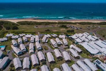 هتل Caves Coastal Bar & Bungalows