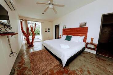 Me Hotel & Villas   Montañita Estates