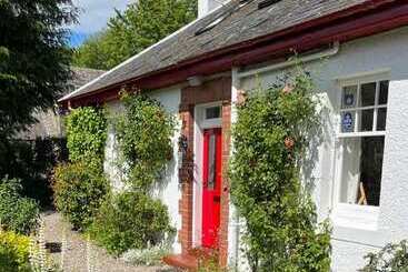 Gorgeous Comrie Cottage, Hot Tub & Mountain Views