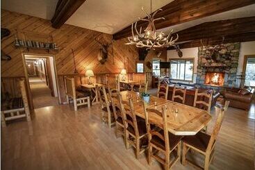 Boulder Lake Lodge