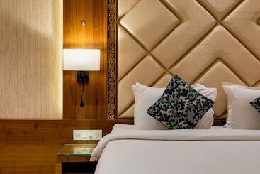 בית מלון כפרי Town Palace