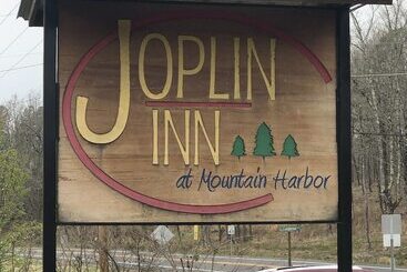 شقة فندقية King Guest Room Located At The Joplin Inn At The Entrance To Mountain Harbor, Just 2 1/2 Miles From