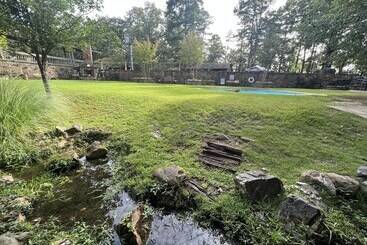 Lake View Three Bedroom, Three Bath Cottage With Hot Tub Overlooking Lake Ouachita. By Redawning