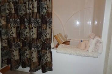 Lake View Three Bedroom, Three Bath Log Sided Cottage With Private Hot Tub Overlooking Lake Ouachita