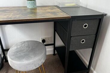 דירת נופש Charming 4 Bed House In Cheltenham, Free Parking