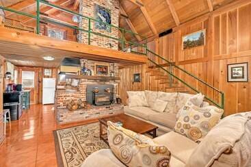 Сельский дом Rustic Knotty Pine Minutes To The Water!