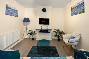 레지던스 Modern 3 Bed House In London Close To City Airport