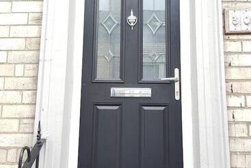 کلبه Large House Short Walk To Harbour